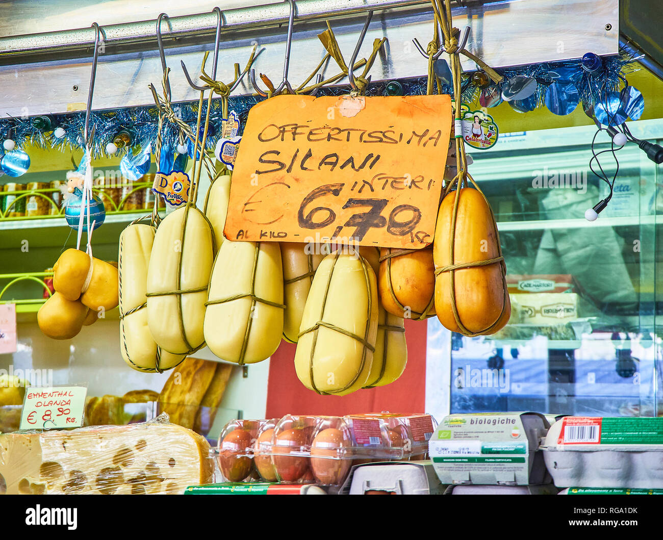 Turin, Italie - le 30 décembre 2018. Fromage Provola Silana à vendre dans une stalle de Madama Cristina marché. Turin, Piémont, Italie. Banque D'Images