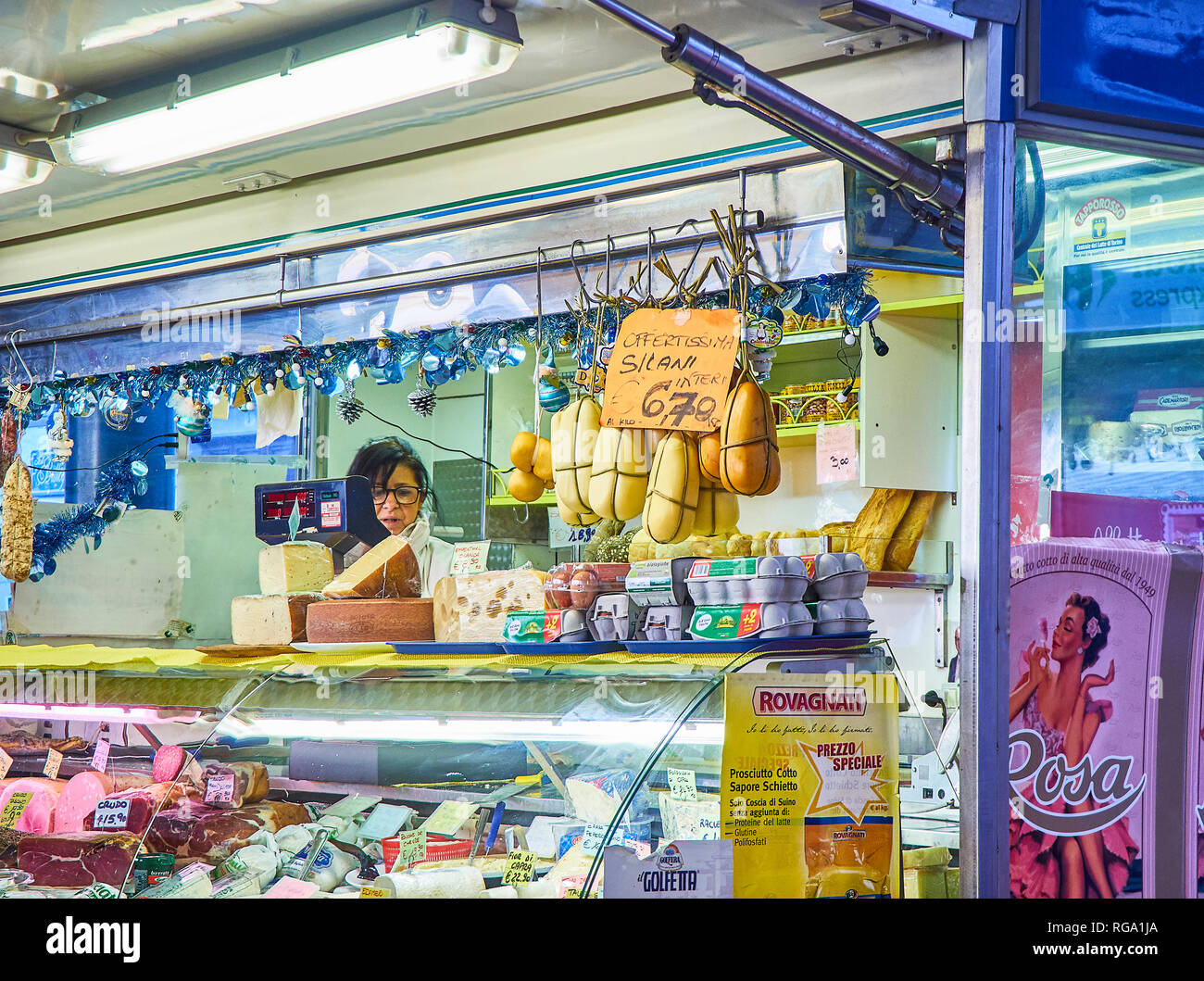 Turin, Italie - le 30 décembre 2018. Fromage Provola Silana à vendre dans une stalle de Madama Cristina marché. Turin, Piémont, Italie. Banque D'Images