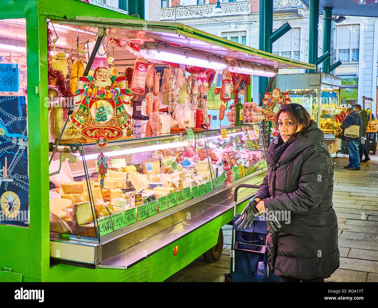 Turin, Italie - le 30 décembre 2018. Une femme d'acheter dans un magasin de charcuterie Madama Cristina marché. Turin, Piémont, Italie. Banque D'Images
