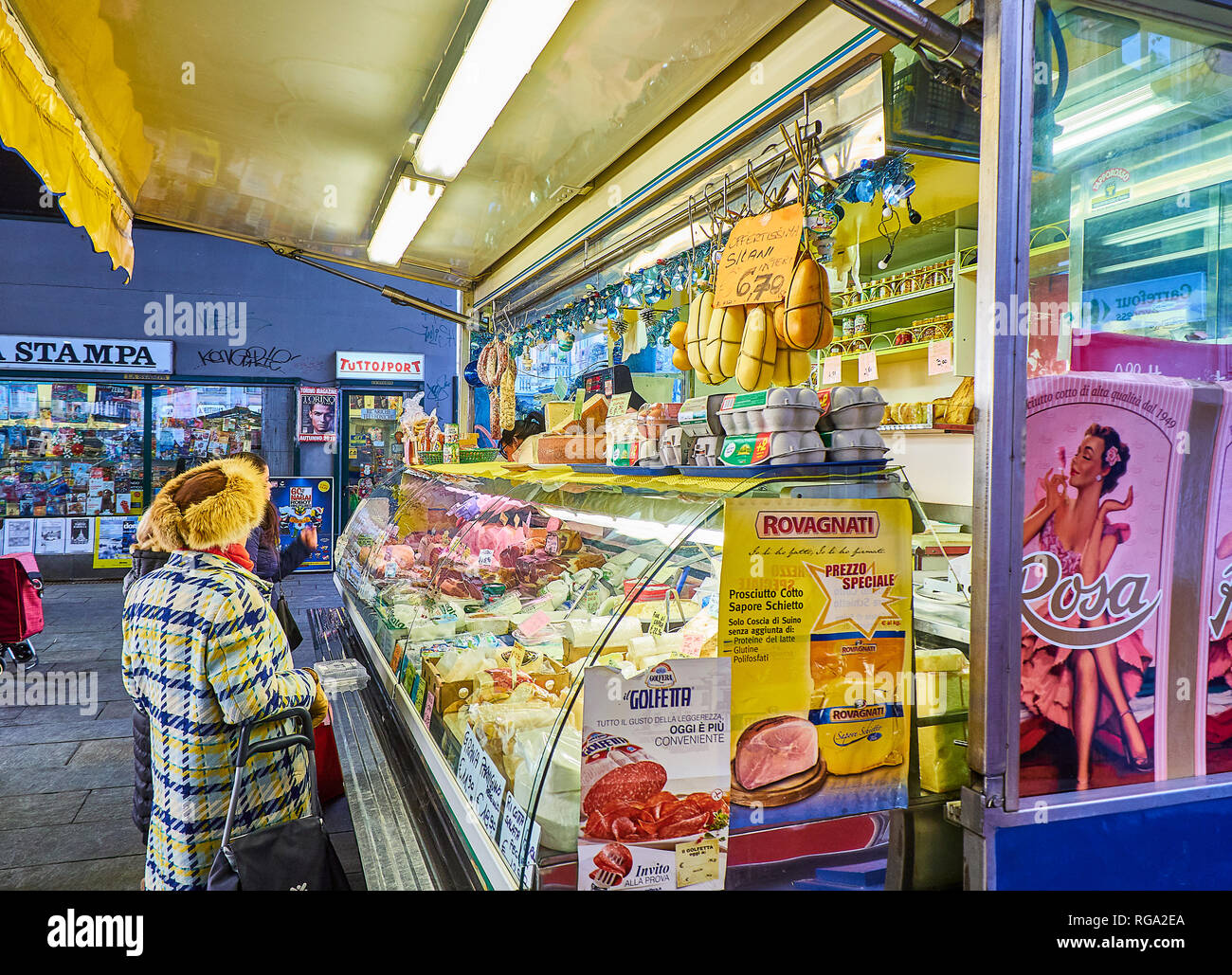 Turin, Italie - le 30 décembre 2018. Une femme d'acheter dans un magasin de charcuterie Madama Cristina marché. Turin, Piémont, Italie. Banque D'Images