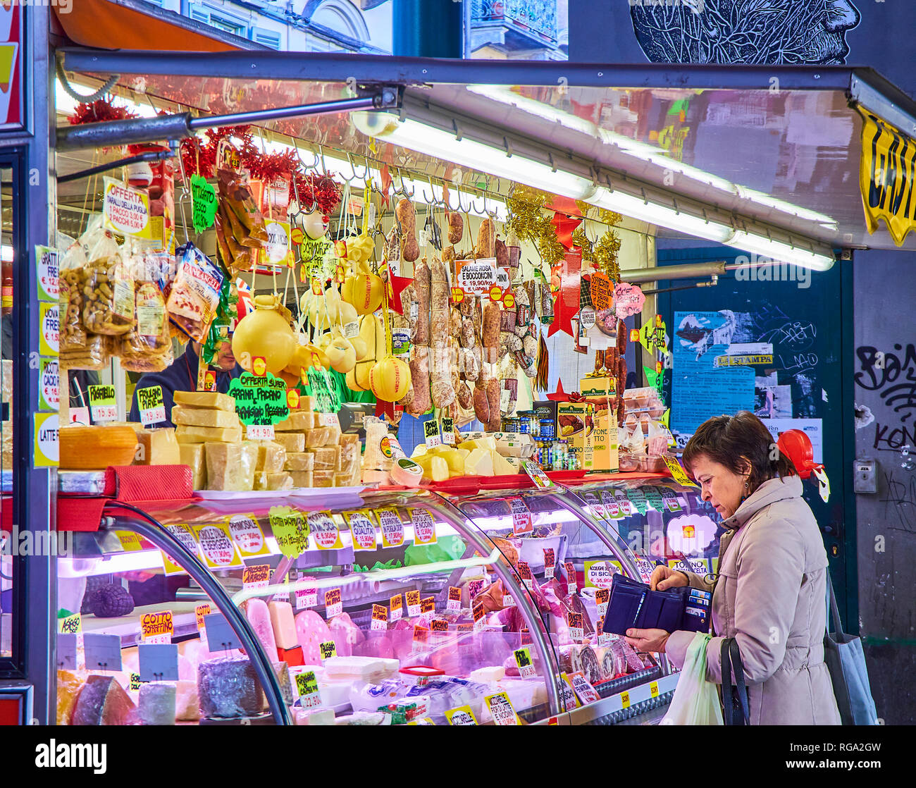 Turin, Italie - le 30 décembre 2018. Une femme d'acheter dans un magasin de charcuterie Madama Cristina marché. Turin, Piémont, Italie. Banque D'Images