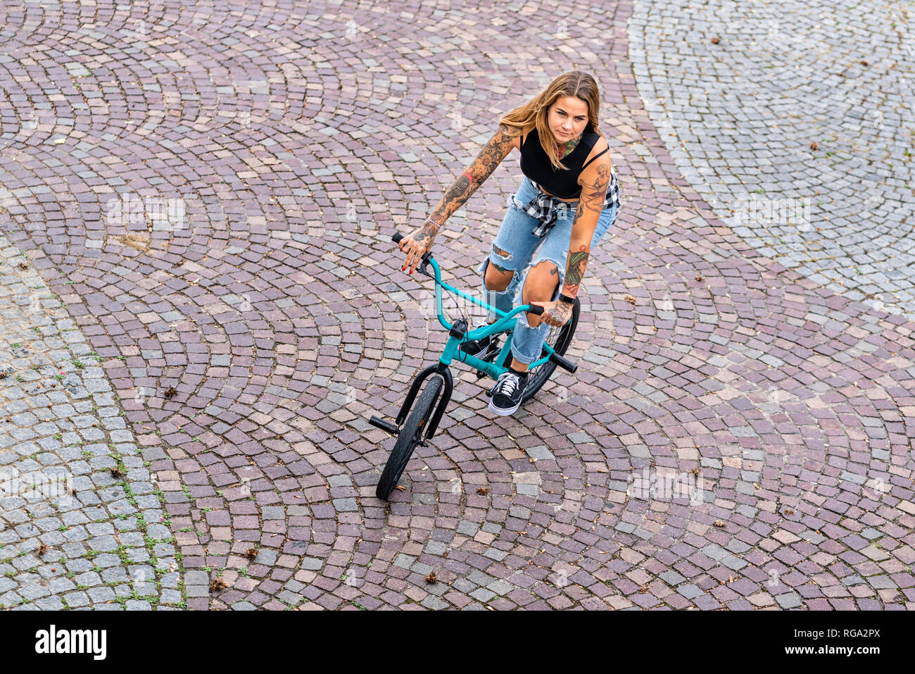 Bmx woman Banque de photographies et d'images à haute résolution - Alamy