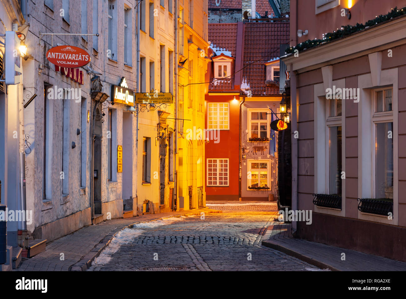 Soirée dans la vieille ville de Riga, Lettonie. Banque D'Images