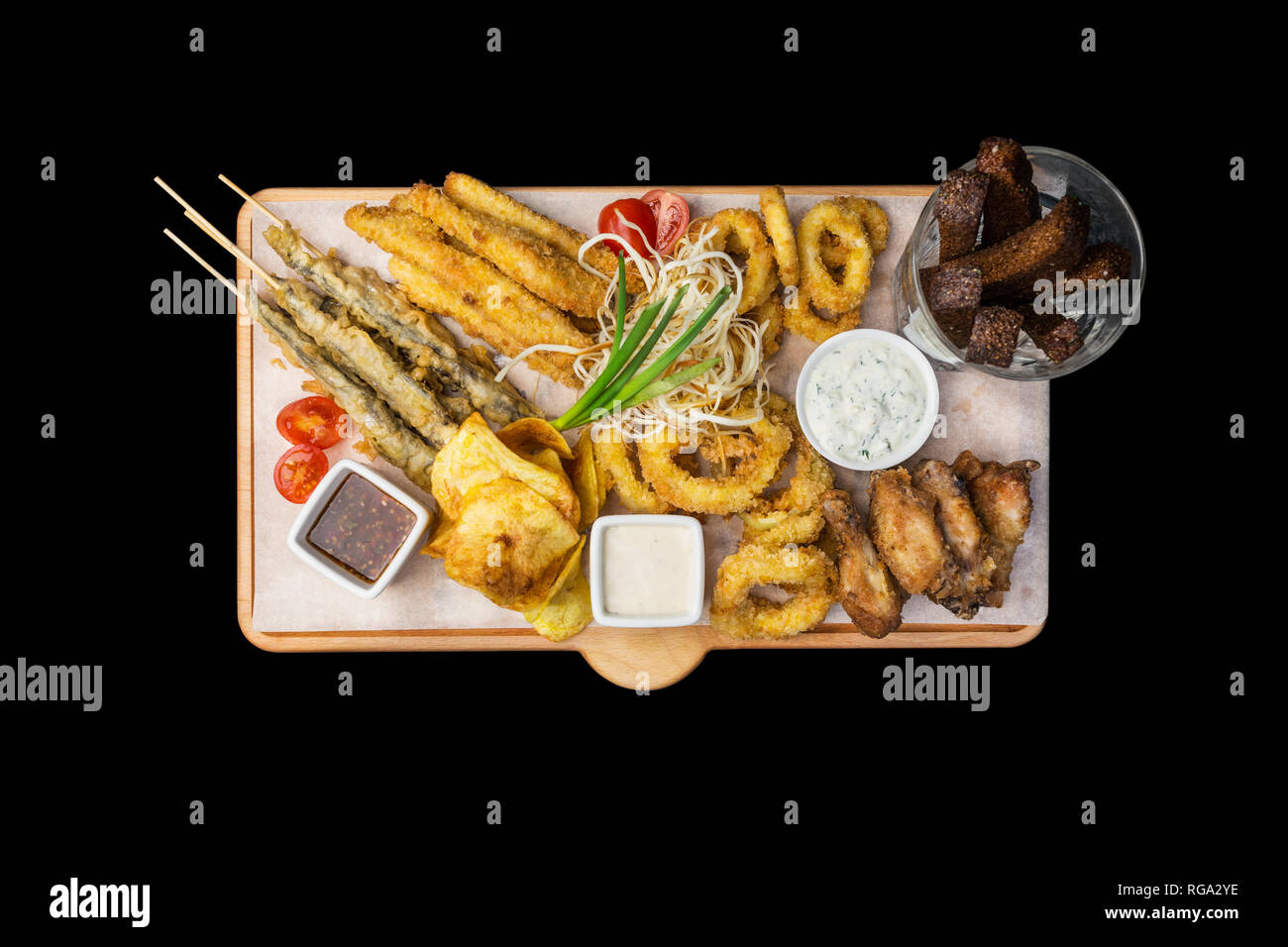En-cas de la bière. Jeu de poisson servi sur planche à découper, tasses, isolé sur le fond noir. Banque D'Images