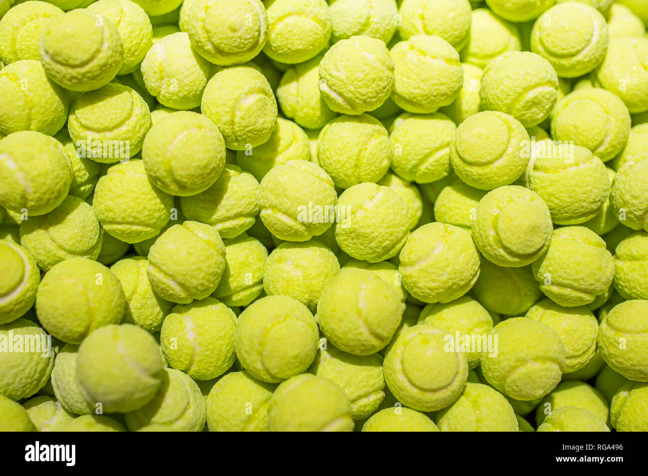 Chewing-gum sous la forme d'une balle de tennis dans la boutique Photo  Stock - Alamy