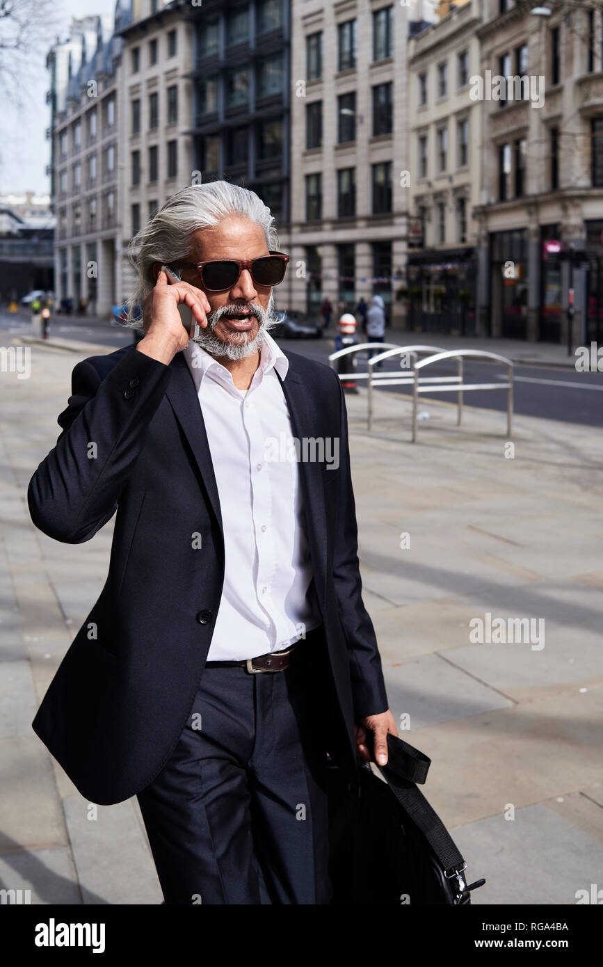 Portrait de smart senior businessman talking on the phone Banque D'Images