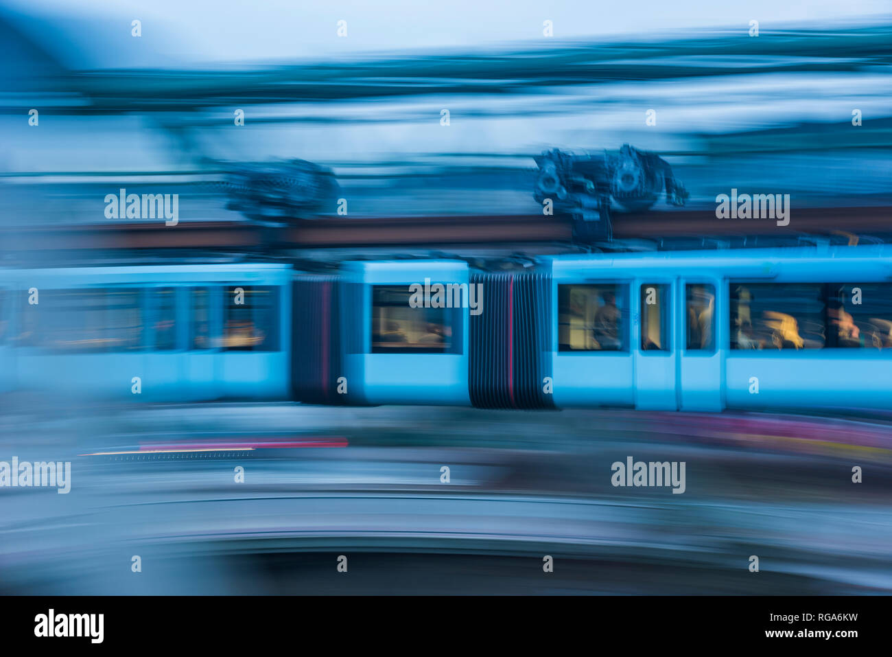 Allemagne, Wuppertal, vue latérale du toit de fer au nouveau design bleu clair Banque D'Images