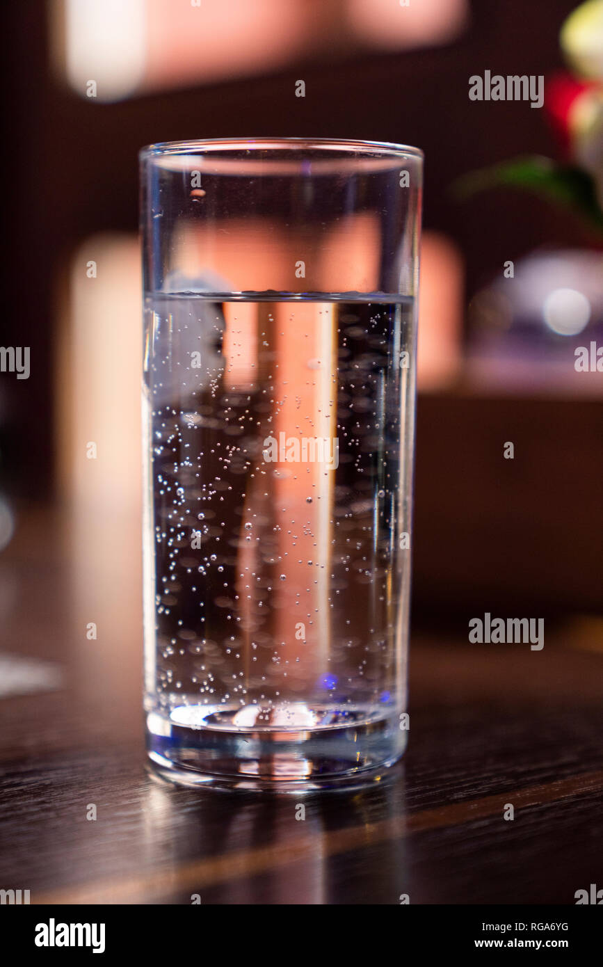 Verre de l'eau pétillante Banque D'Images