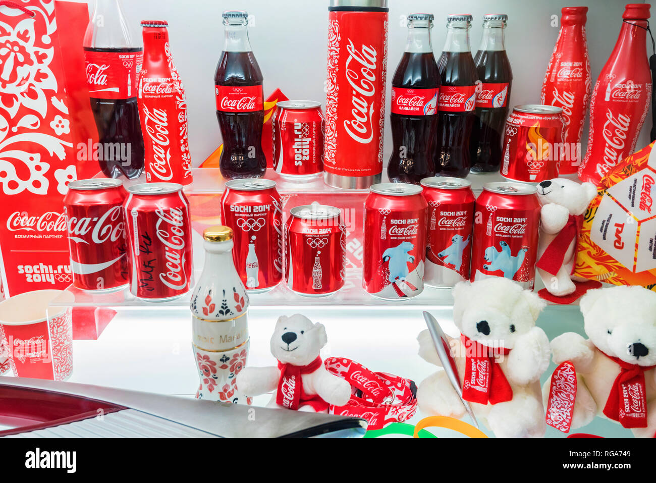 KULESHOVKA, RUSSIE - 13 décembre 2018 : Divers des boîtes de conserve, des bouteilles de Coca-Cola dans museum Banque D'Images