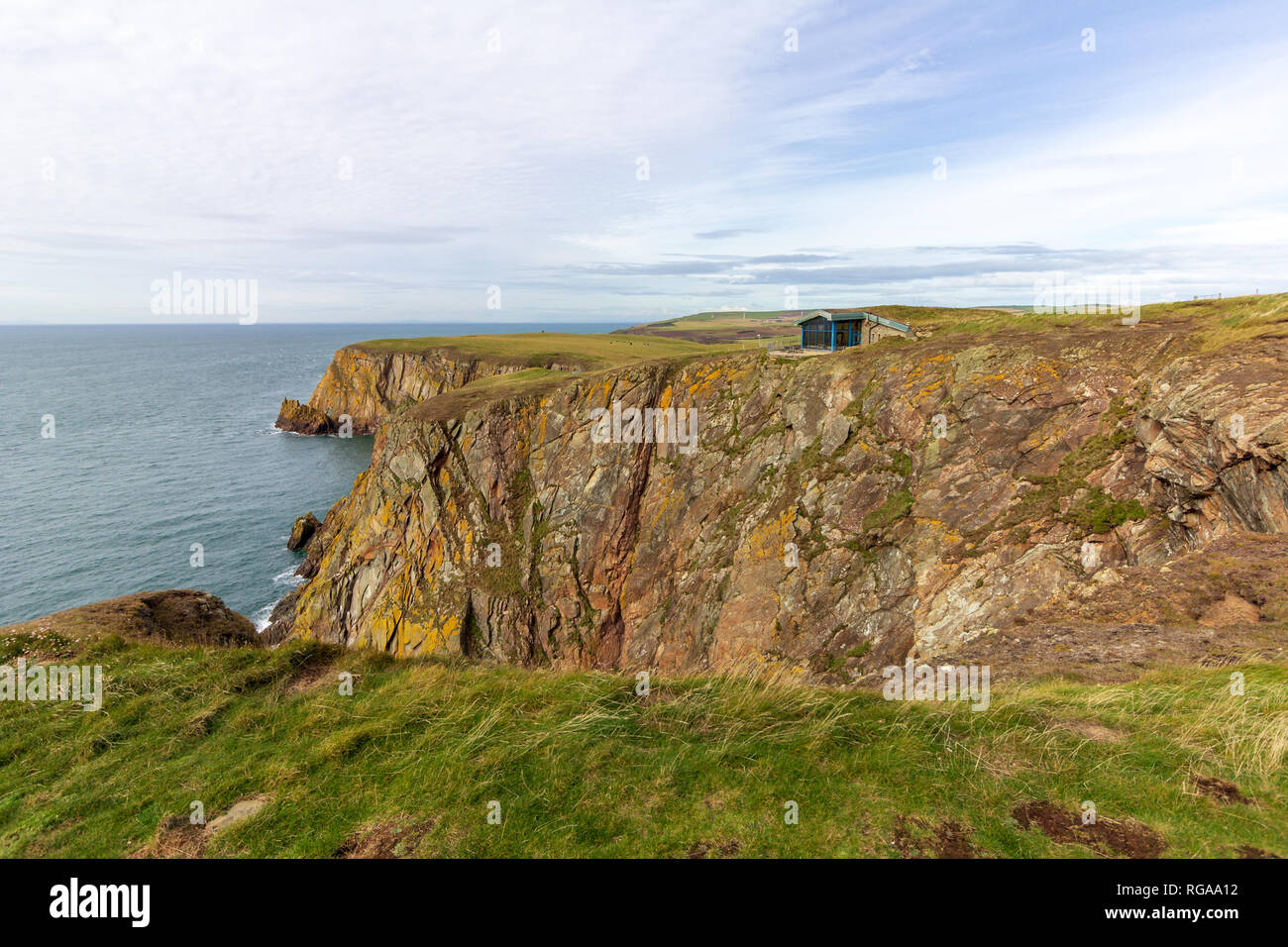 Restaurant près du Mull of Galloway phare construit dans la falaise surplombant la mer Banque D'Images