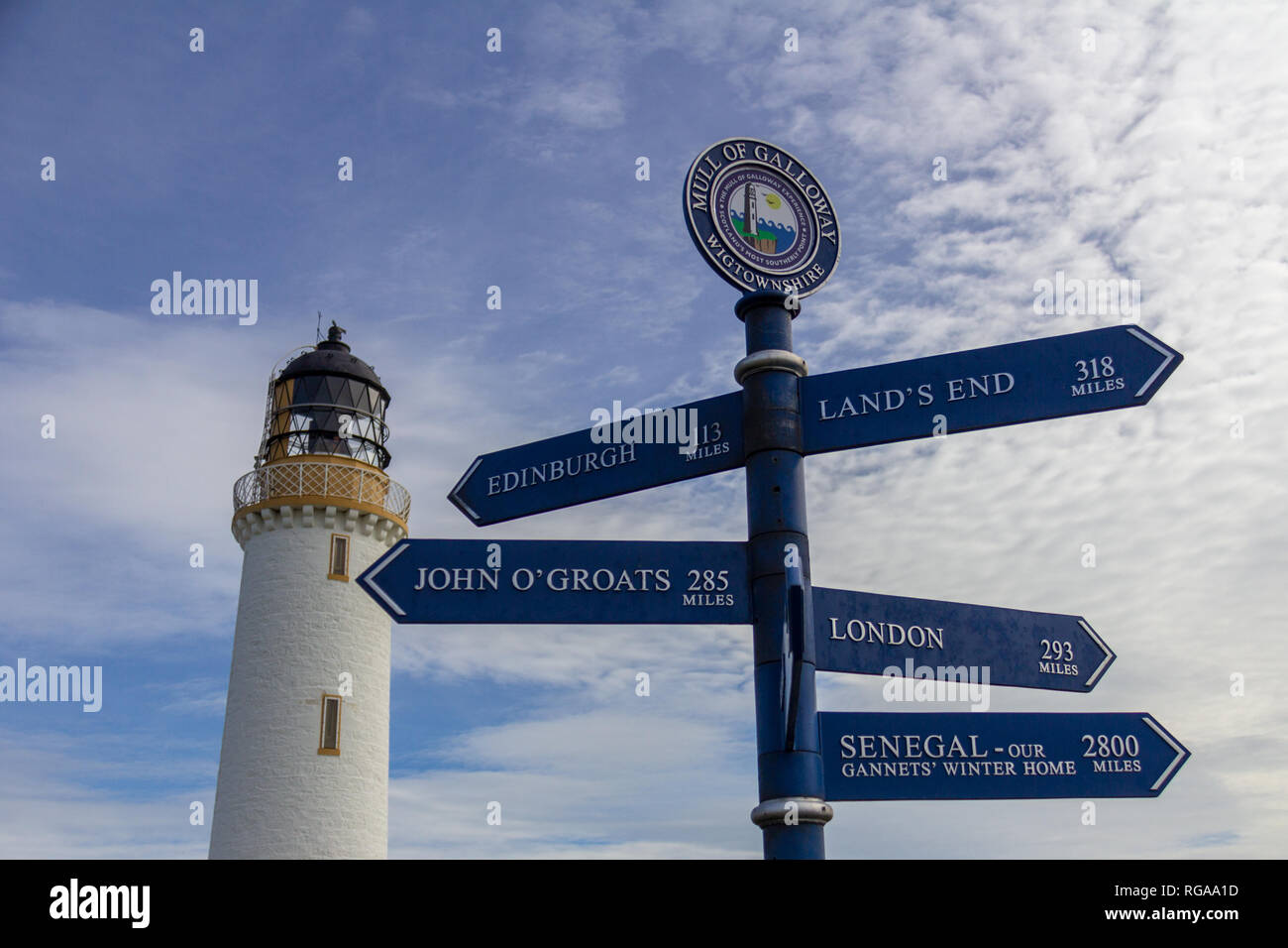 Poteau de signalisation en face de la pointe de Mull of Galloway Dumfries et Galloway, Écosse, Royaume-Uni sous un ciel bleu avec des nuages blancs Banque D'Images