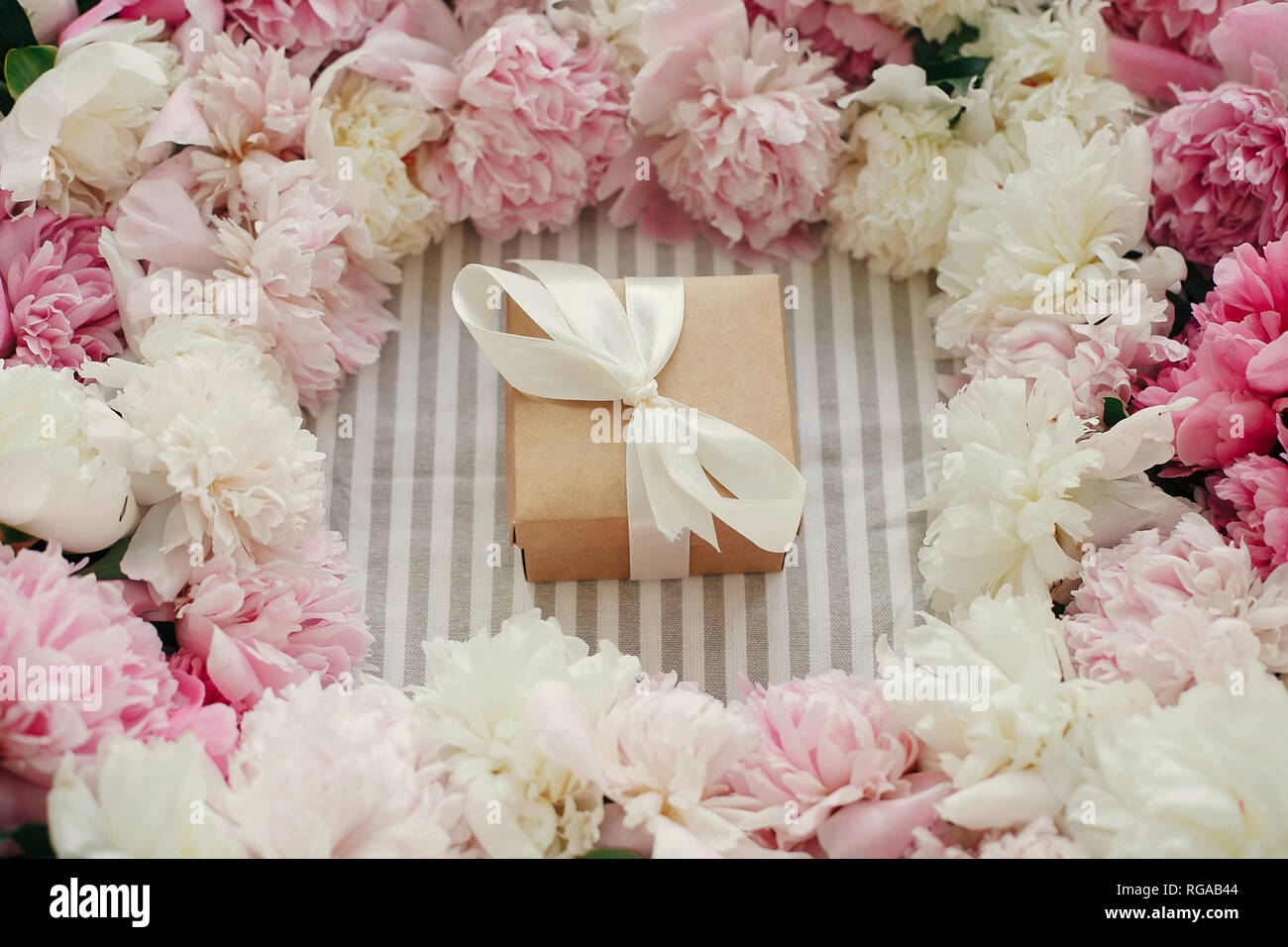 Boite Cadeau D Artisanat Et De Pivoines Bouquet Sur Table Rustique Heureuse Fete Des Meres Frontiere De La Pivoine Et De Presenter Une Vue Superieure Sur Table La Journee Internationale Des Femmes Val