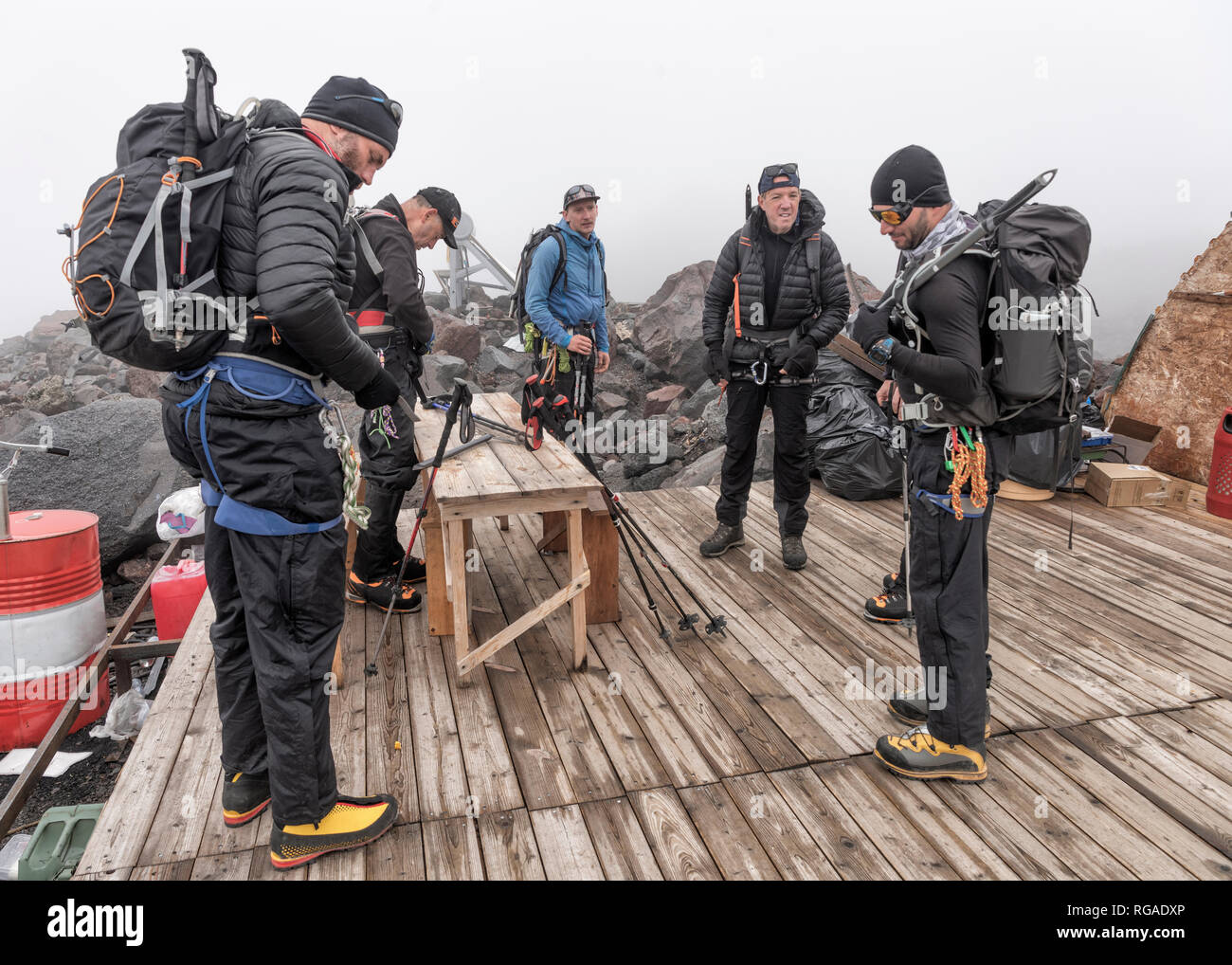 La Russie, la région de Baksan Valley, du Caucase, d'alpinistes de partir au camp du Nord Banque D'Images