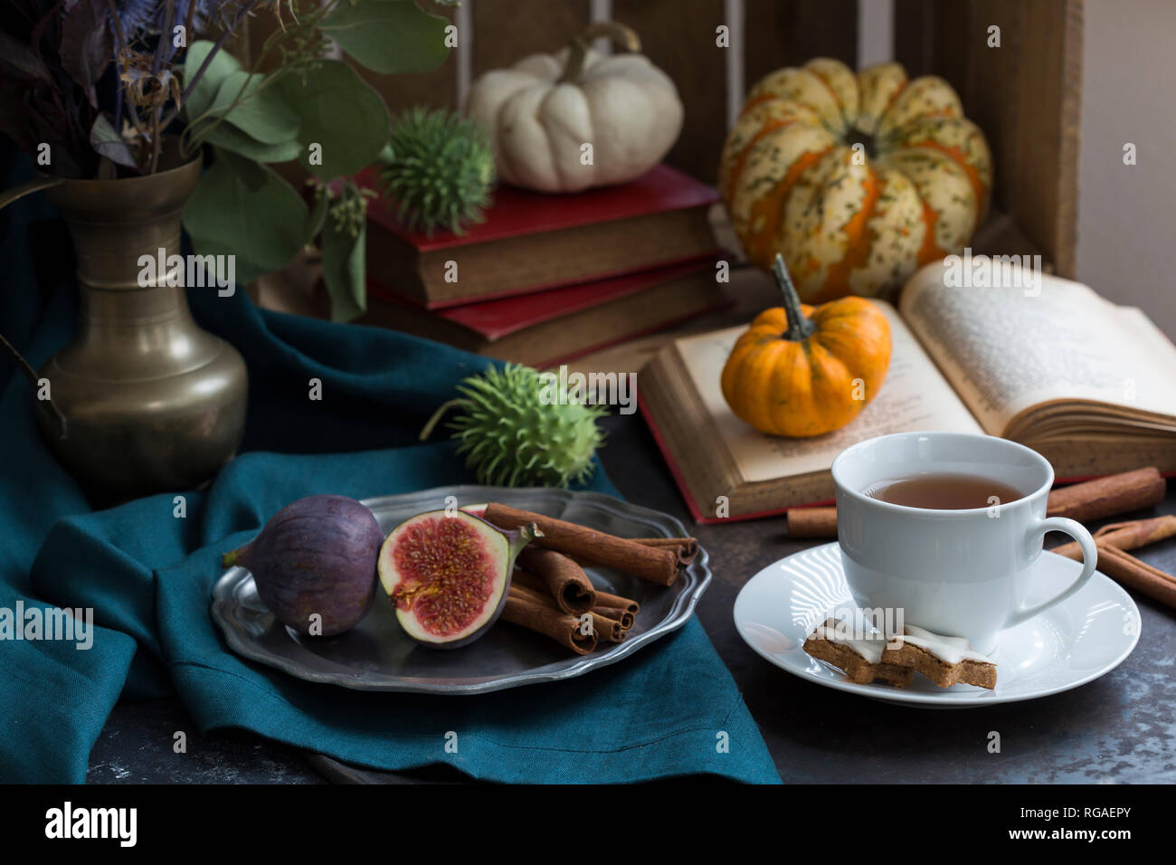 La vie encore d'automne aux figues, des bâtons de cannelle, de livres et d'une tasse de thé Banque D'Images