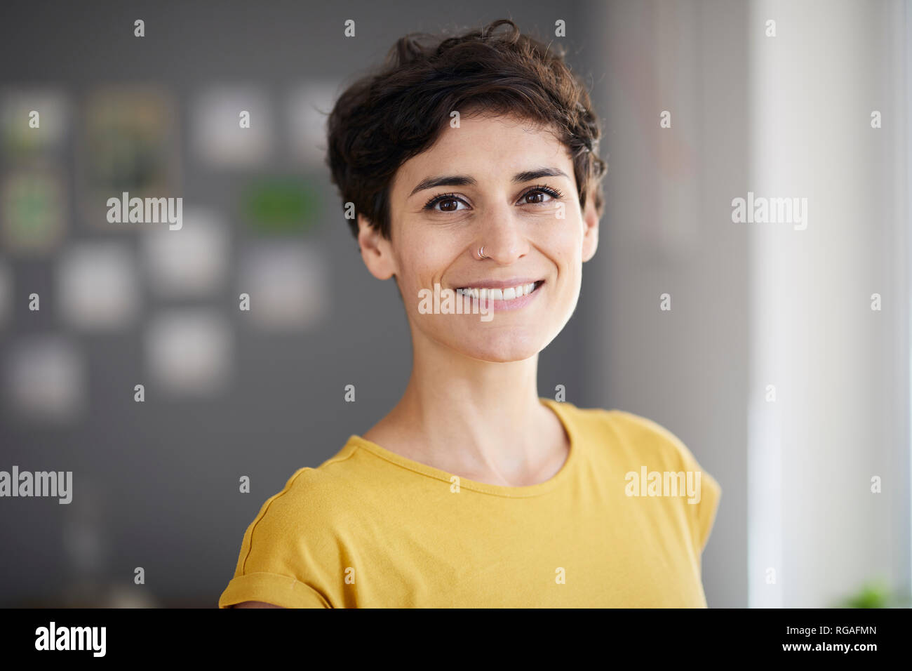 Portrait of smiling woman at home Banque D'Images
