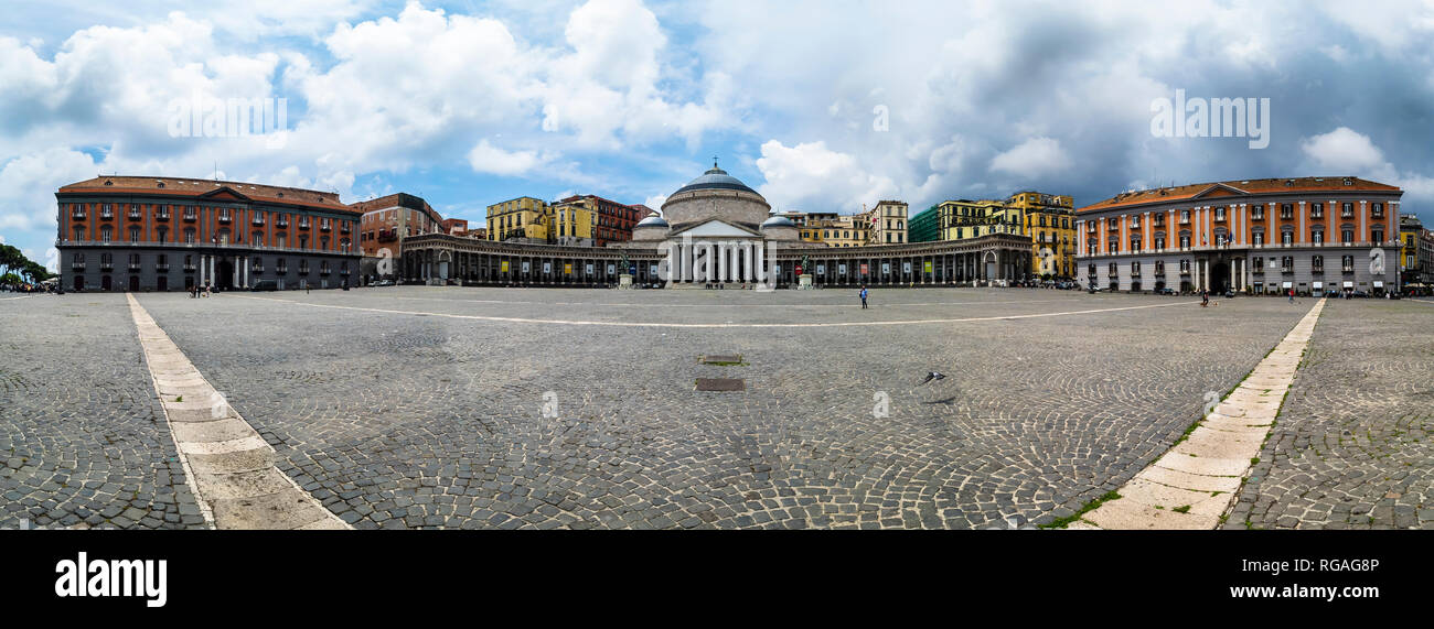 L'Italie, Campanie, Naples, Basilica di San Francesco di Paola, la Piazza del Plebiscito Banque D'Images