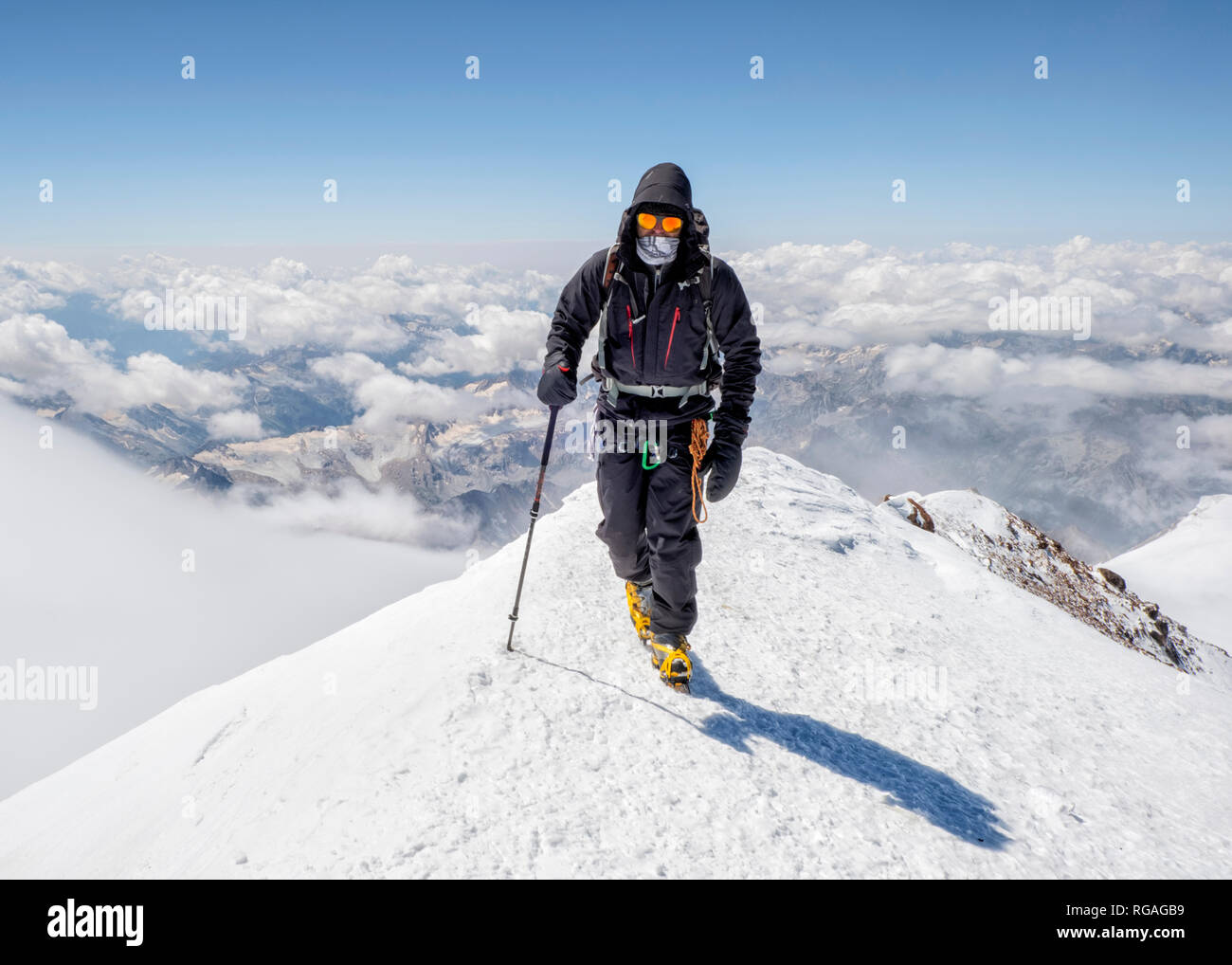 La Russie, la vallée de Baksan, Caucase, Mountaineer mont Elbrouz croissant Banque D'Images