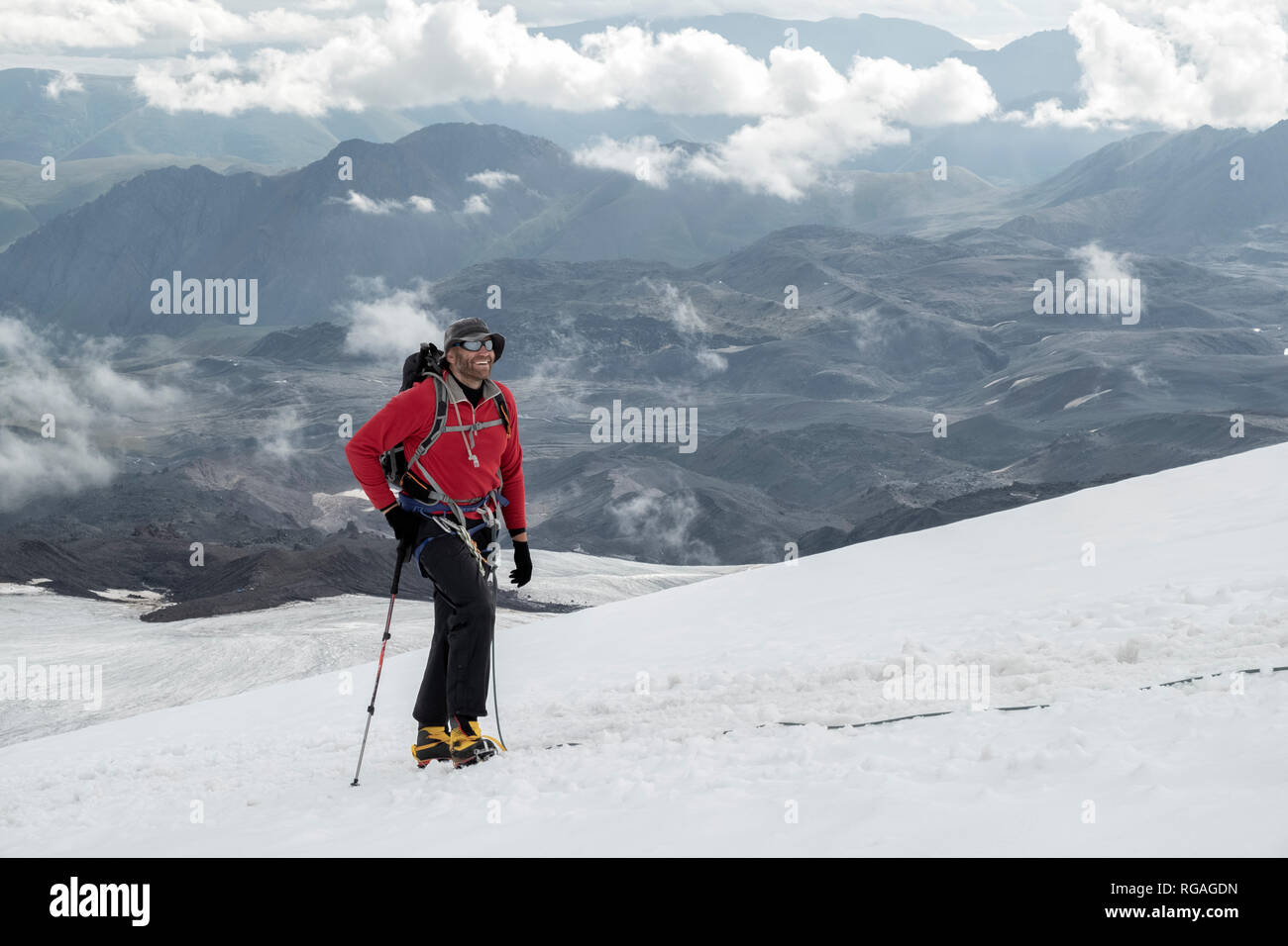 La Russie, la vallée de Baksan, Caucase, Mountaineer mont Elbrouz croissant Banque D'Images
