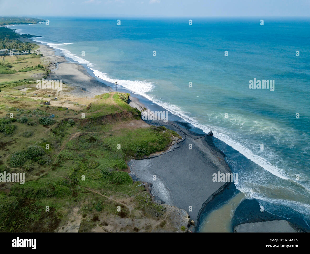 L'INDONÉSIE, Bali, vue aérienne de Yeh Gangga beach, Yeh Gangga Temple  Photo Stock - Alamy