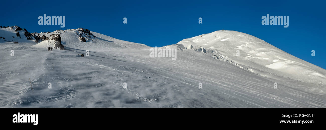 La Russie, la vallée de Baksan, Caucase, Mountaineer mont Elbrouz croissant Banque D'Images