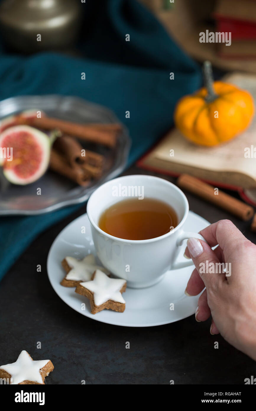 Femme buvant une tasse de thé à l'automne, close-up Banque D'Images