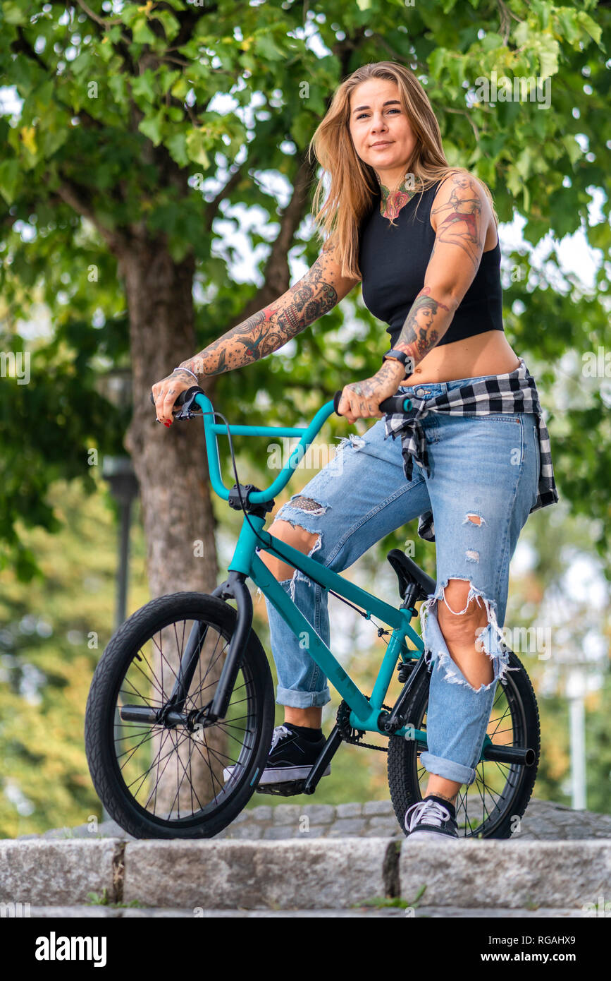 Jeune femme équitation son vélo BMX Photo Stock - Alamy