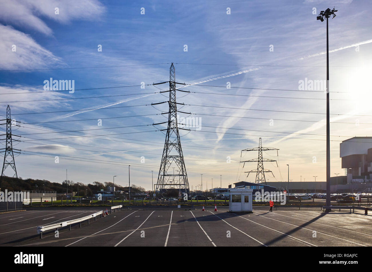 Plyons d'électricité au-dessus de la tour de l'île de Man Vehicle Check dans kiosque à côté de la centrale nucléaire d'Heysham Banque D'Images