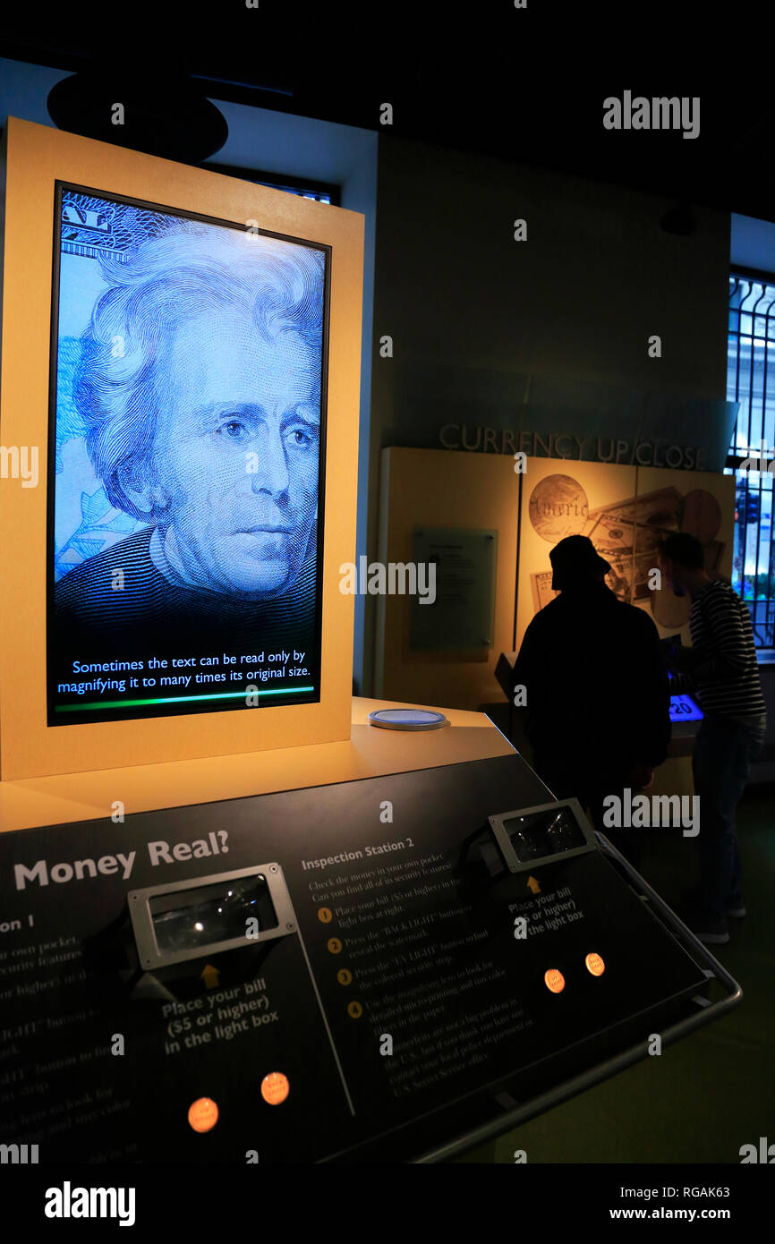 Un écran affichant des signes de sécurité en US dollar du papier-monnaie en argent Museum. Banque fédérale de réserve de Chicago. L'Illinois.USA Banque D'Images
