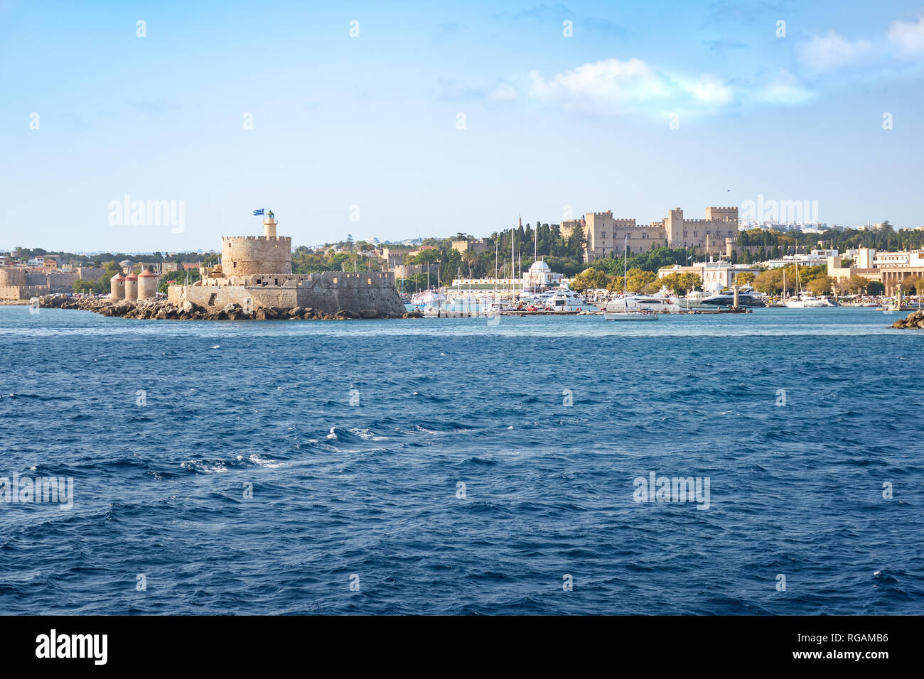 Nicoaus-forteresse, le port de Mandraki et Grand Maître palace en ville de Rhodes (Rhodes, Grèce) Banque D'Images