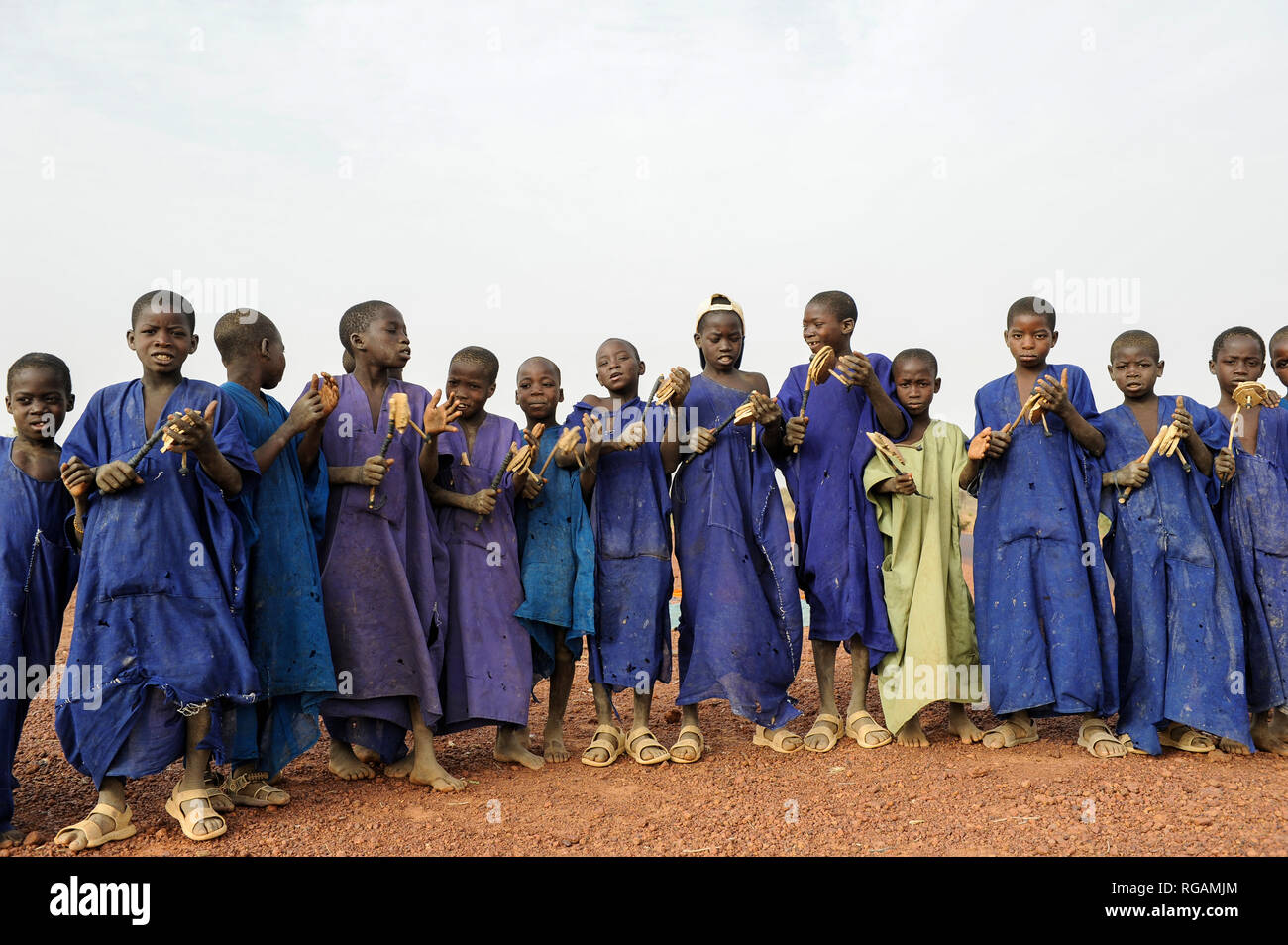 MALI Mopti, les enfants musulmans collecter de l'argent pour la construction de la mosquée en chantant des quaran sourate avec hochet en bois / Holzrasseln muslimische Kinder mit Geld sammeln für den Bau von Moschee, die Kinder der gehoeren der Ethnie Peul un Banque D'Images