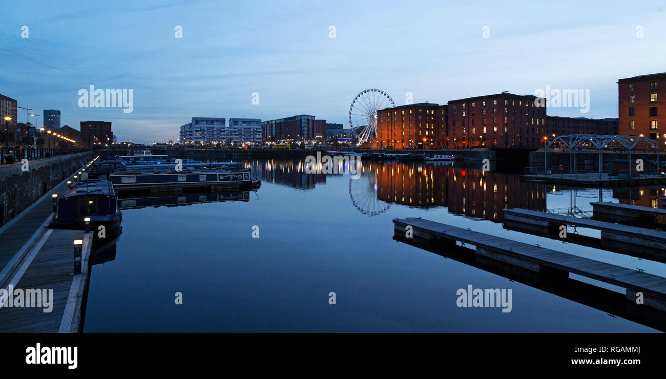 Le Pavillon Atlantique et bâtiments de la Royal Albert Dock de refléter dans le Salthouse Dock de Liverpool, en Angleterre. Banque D'Images