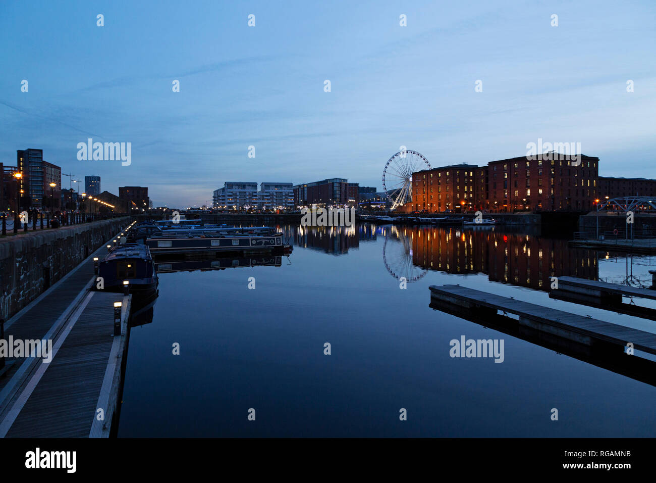 Le Pavillon Atlantique et bâtiments de la Royal Albert Dock de refléter dans le Salthouse Dock de Liverpool, en Angleterre. Banque D'Images
