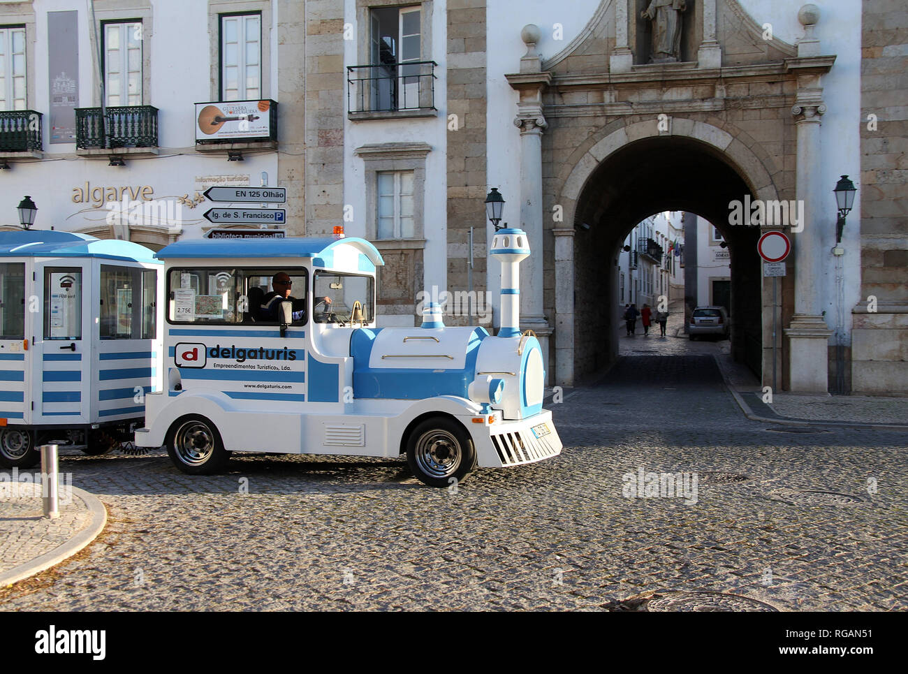 Train touristique à la Vila de passage de Faro au Portugal Banque D'Images