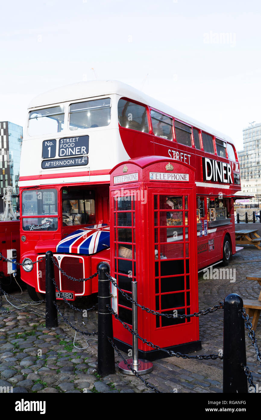 L'alimentation de rue Diner au Royal Albert Dock de Liverpool, en Angleterre. L'autobus à deux étages se trouve à côté de la K6 téléphone fort. Banque D'Images