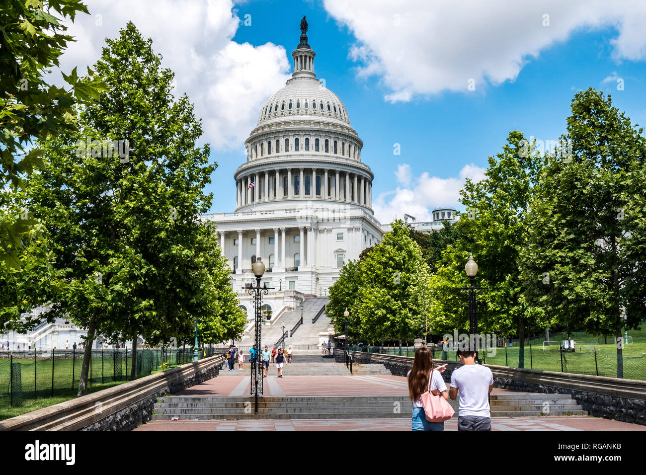 WASHINGTON DC, USA - Juin 2017 : deux jeunes touristes se rendant sur le Capitole à Washington DC sur une journée ensoleillée. Vue extérieure de la w Banque D'Images