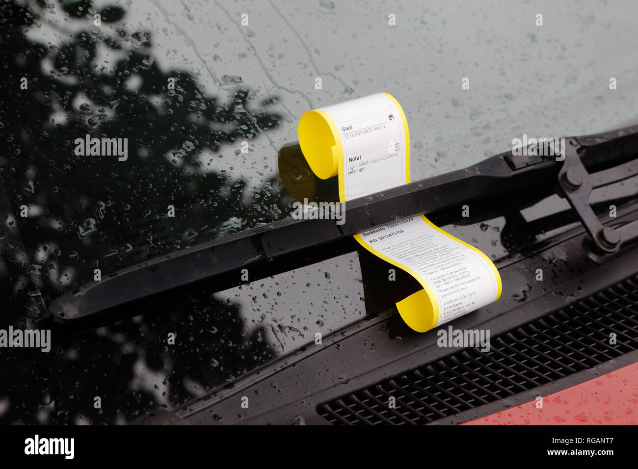 Ticket de parking norvégien attaché à l'essuie-glace sur une voiture affiche des informations sur l'emplacement et la cause. Banque D'Images Ticket de parking norvégien attaché à l'essuie-glace sur une voiture affiche des informations sur l'emplacement et la cause. Banque D'Images