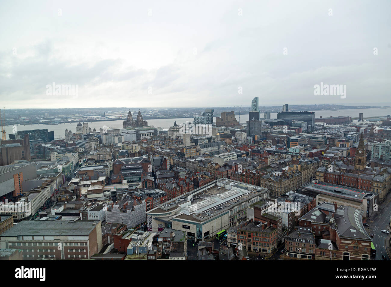 La ville de Liverpool, dans le nord-ouest de l'Angleterre. La Mersey passe devant l'Pier Head. Banque D'Images