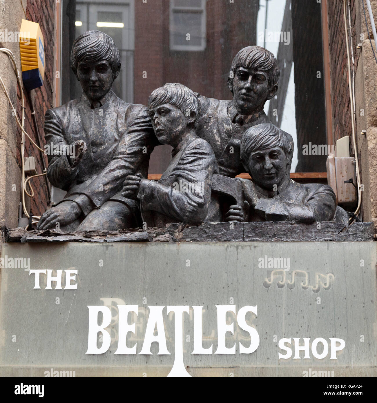 Au-dessus de la statue de Beatles Beatles Shop sur Matthew Street de Liverpool, en Angleterre. Banque D'Images