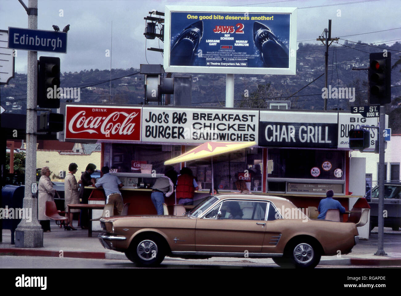 Joe's Big Burger stand avec Mustang classique passant à Los Angeles, CA vers 1978 Banque D'Images