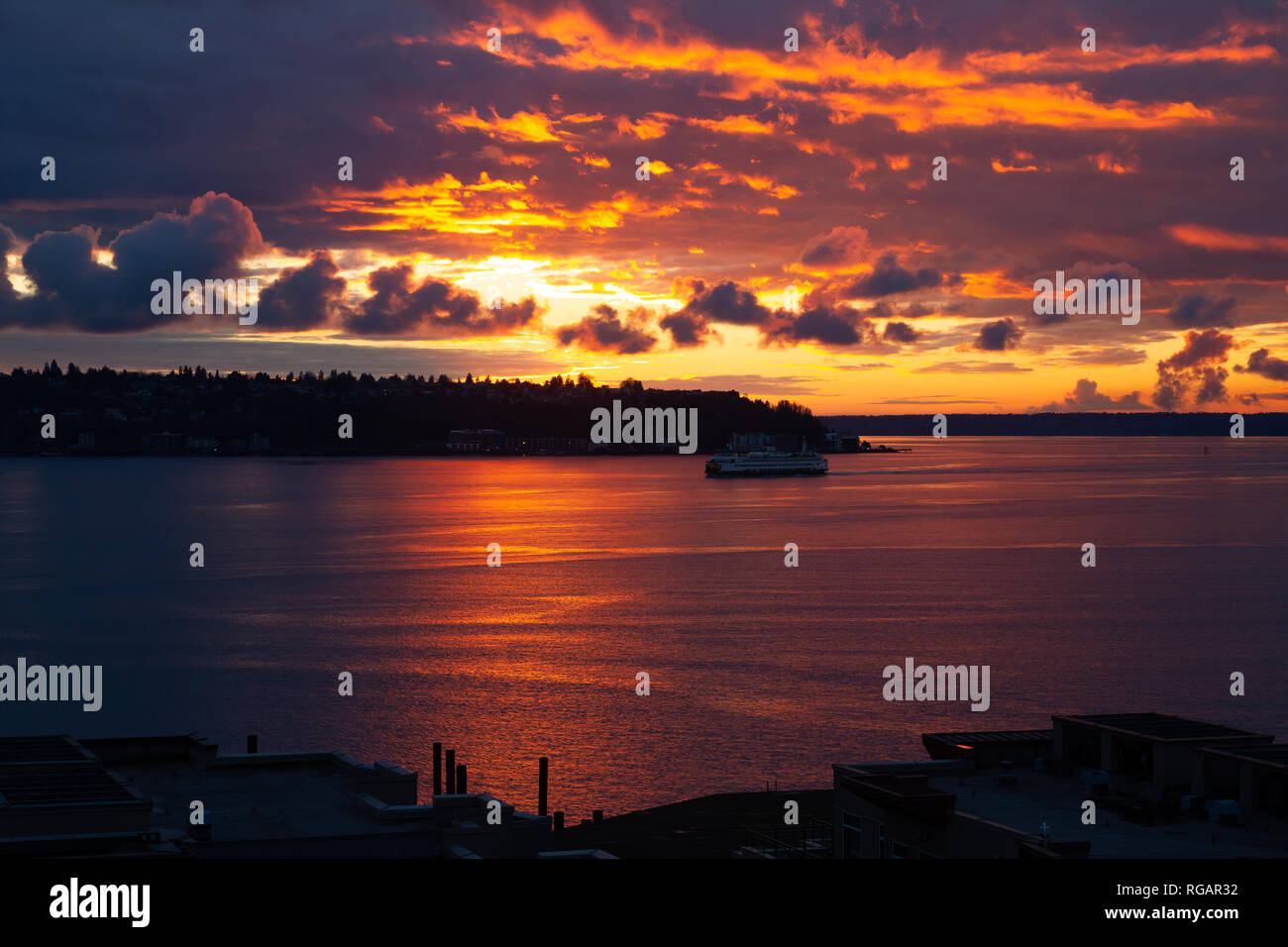Regarder le coucher du soleil sur la baie d'Elliot, Puget Sound à Seattle,  Washington, États-Unis, en décembre 2018 Photo Stock - Alamy