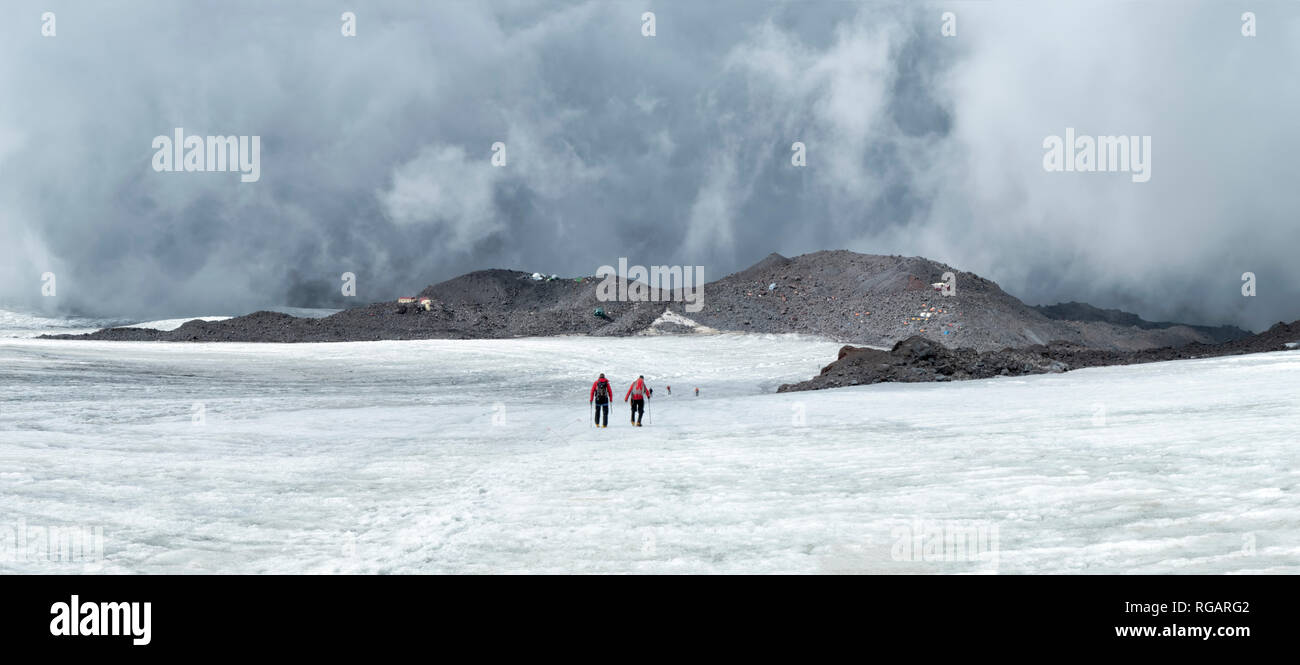 La Russie, la région de Baksan Valley, du Caucase, d'alpinistes mont Elbrouz croissant Banque D'Images