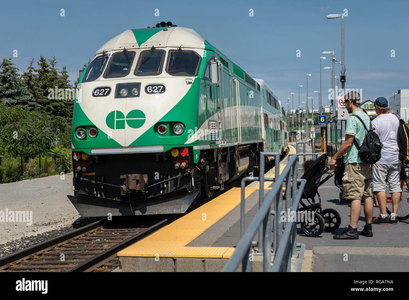 Go Train tirant dans la station dans Maple, GTA, de l'Ontario Banque D'Images