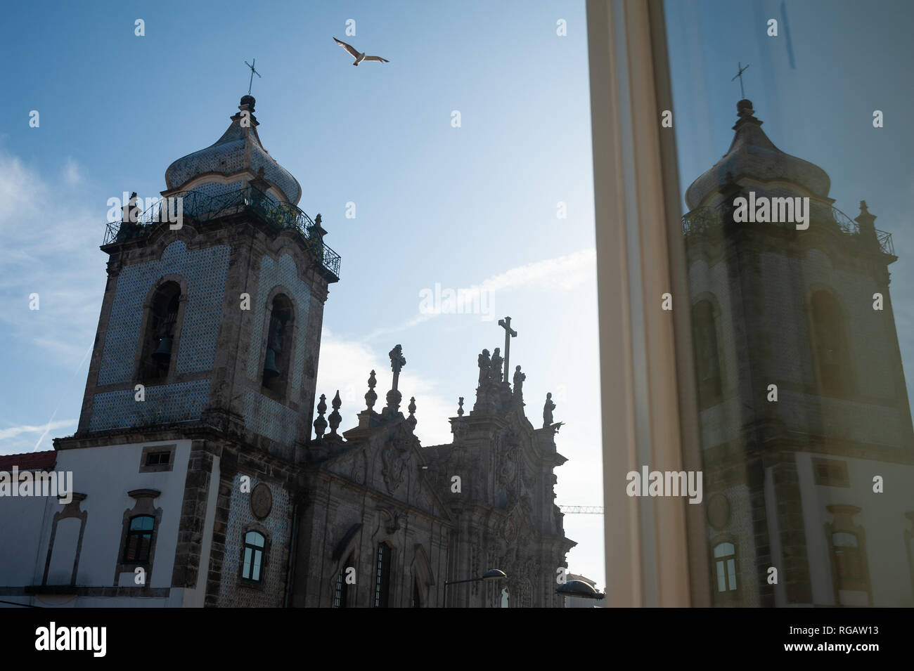 16.06.2018, Porto, Portugal, Europe - Le Carmo et Carmelitas églises se reflètent dans une fenêtre ouverte. Banque D'Images