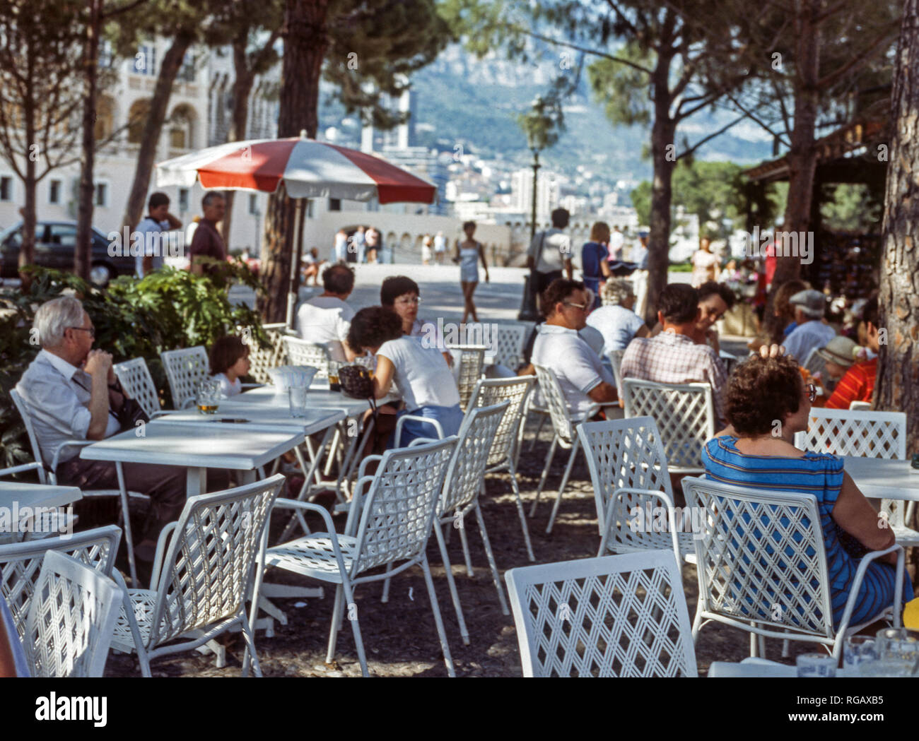 La France. Monaco. Monte-Carlo.azur.La Place du Palais avec le Palais Royal et une café restaurant. Banque D'Images
