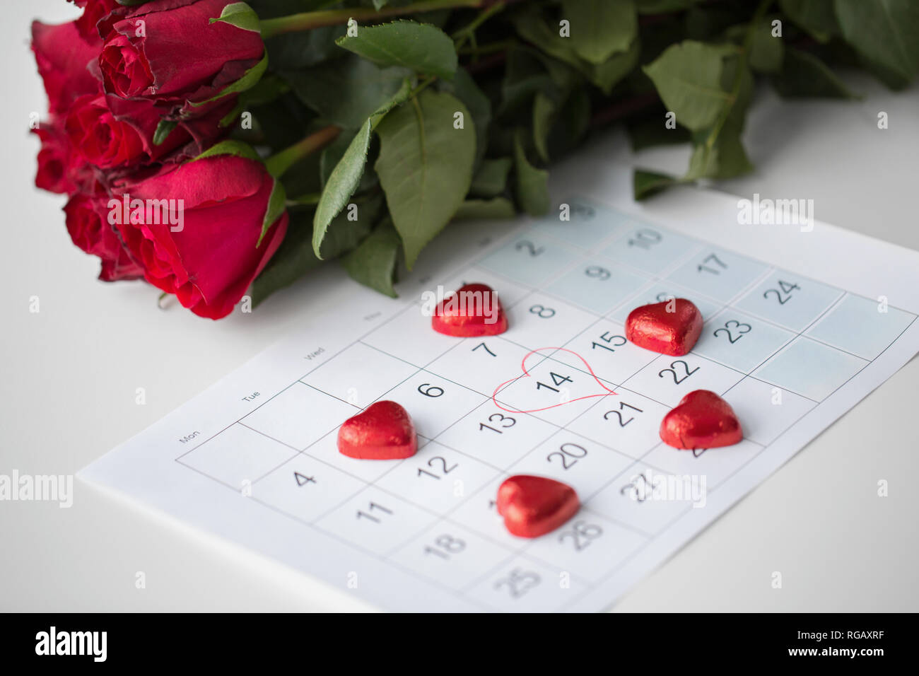 Close up of calendar, le coeur, les bonbons et les roses rouges Banque D'Images