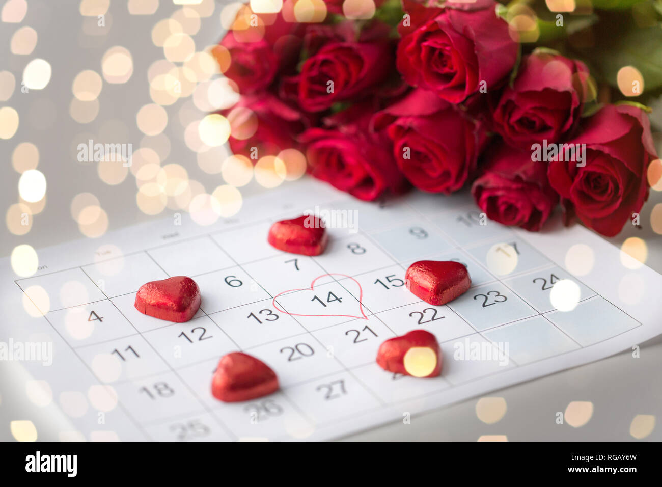 Close up of calendar, le coeur, les bonbons et les roses rouges Banque D'Images