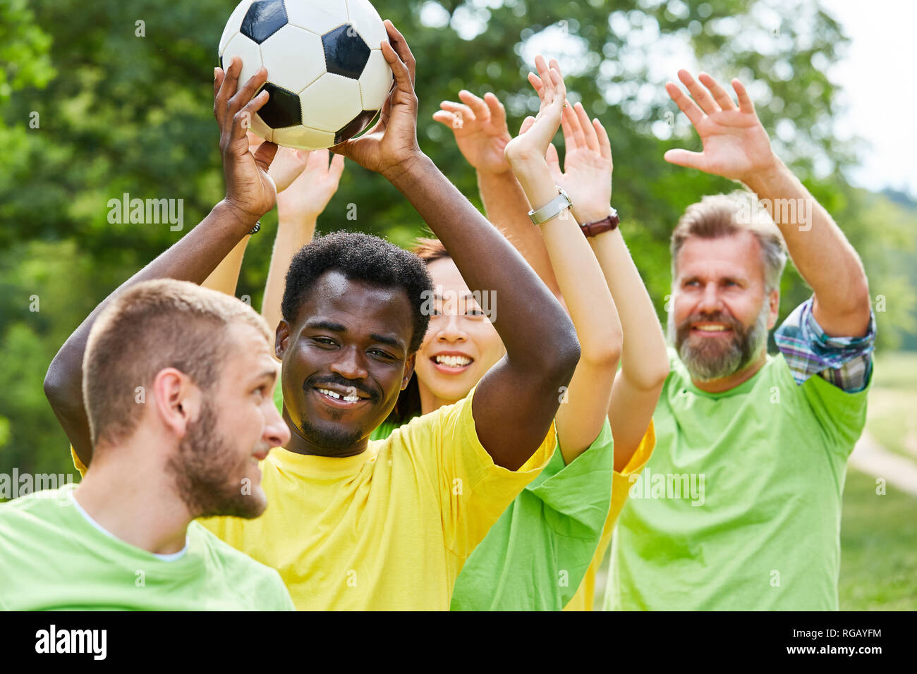Avec un groupe joue au football ensemble à un atelier team building Banque D'Images