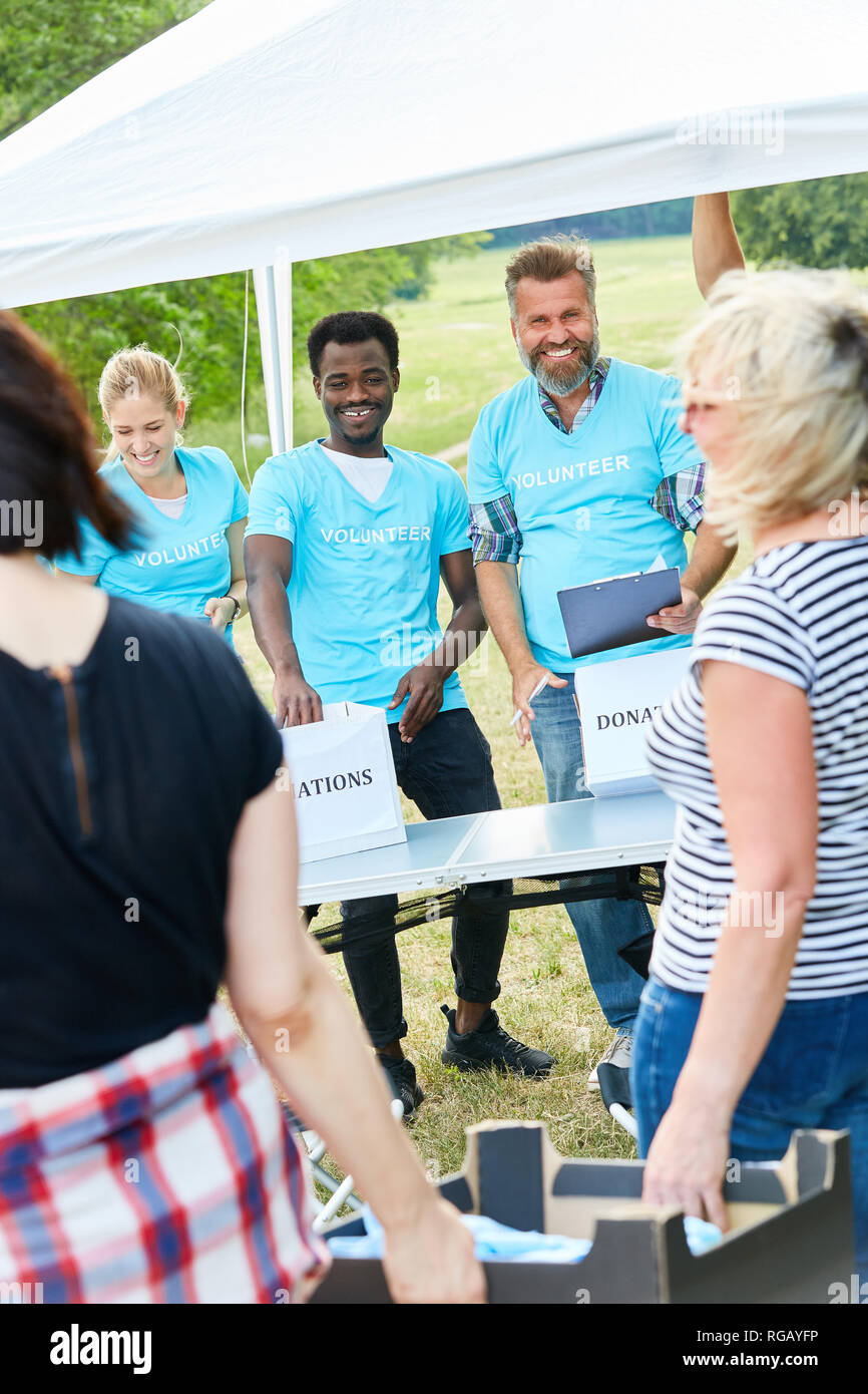 Les donateurs apportent les dons en nature pour un stand pour une association caritative Banque D'Images