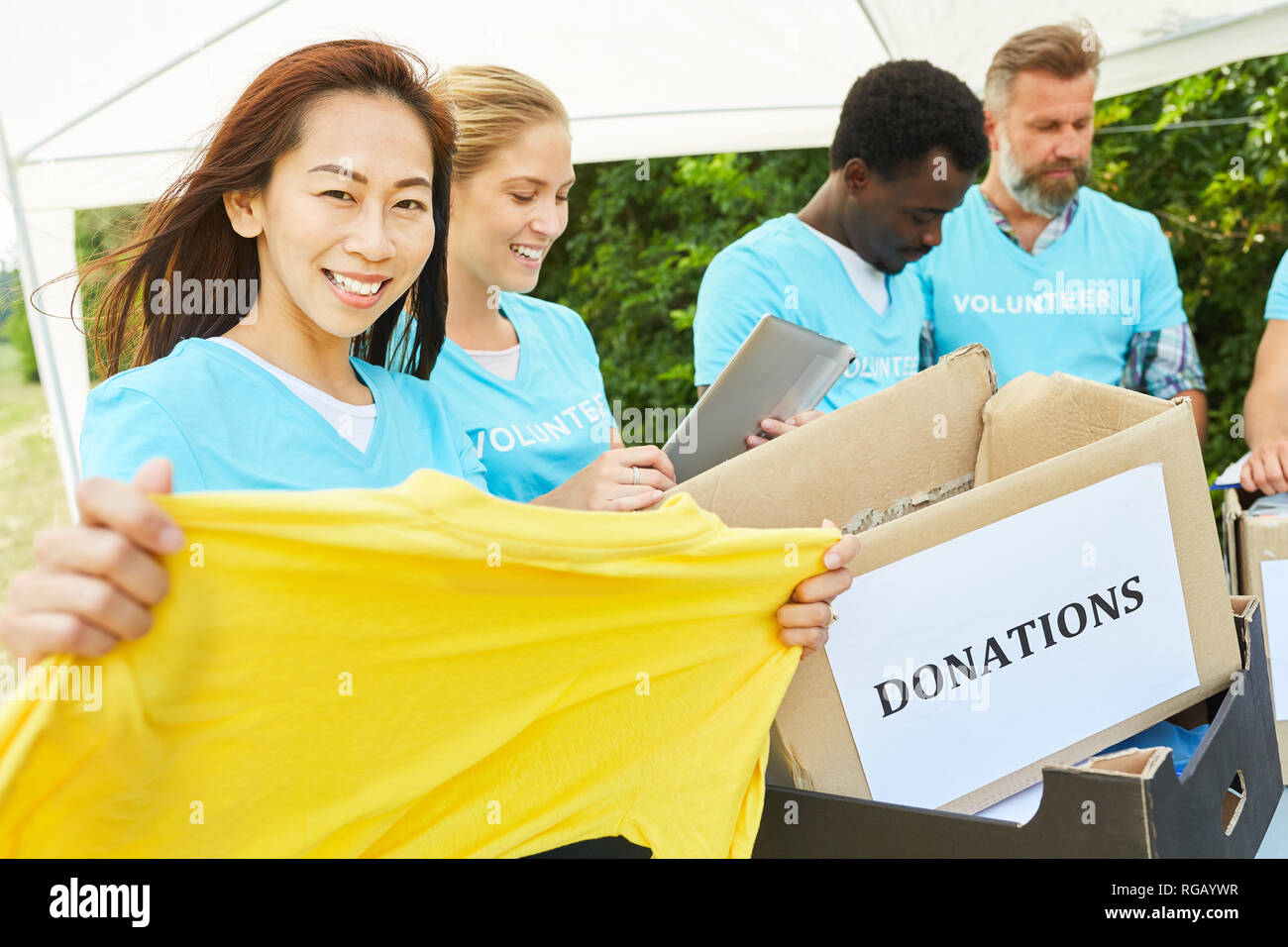 Les bénévoles collectent des dons en nature pour un projet de bienfaisance Banque D'Images