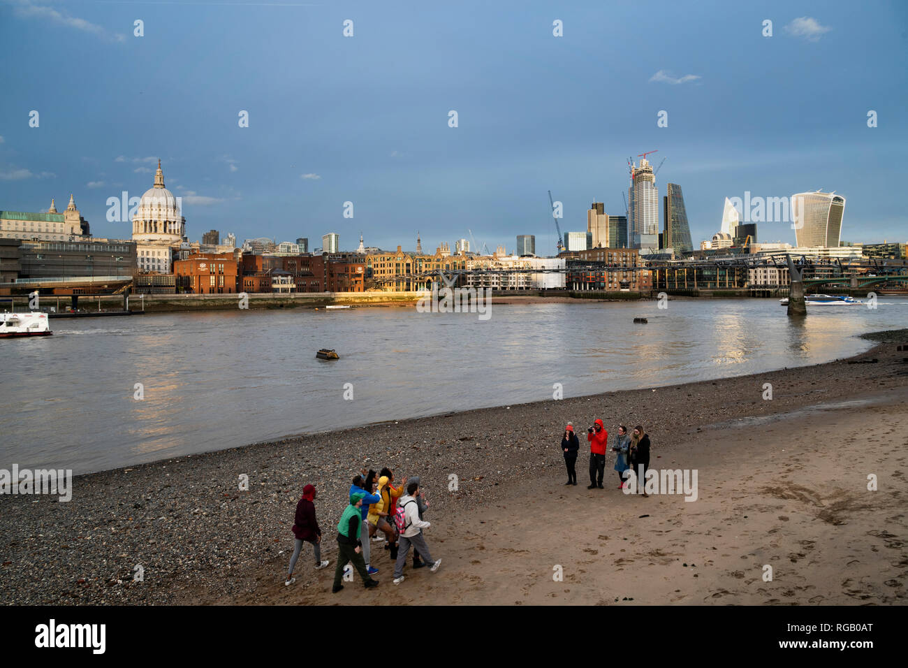 La plage à Southbank avec saint Paul et le Square Mile, Londres, Banque D'Images